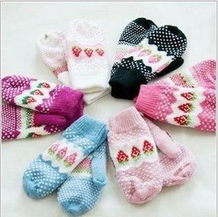 冬季保暖之选 可爱草莓针织手套